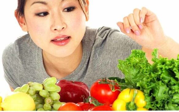 La niña japonesa elige productos para una dieta