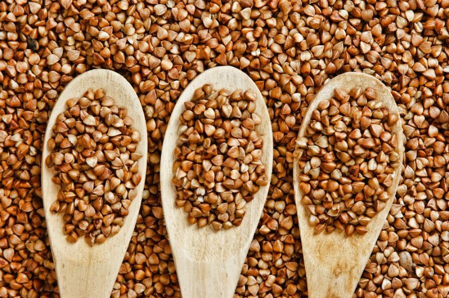 Grano de trigo sarraceno en cucharas de madera