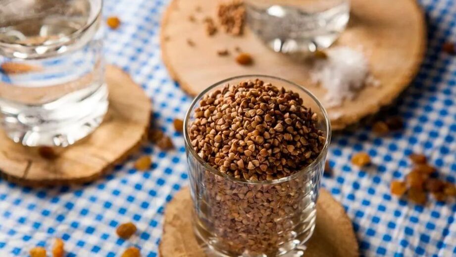 Grano de trigo sarraceno en un vaso