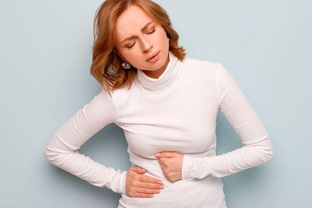 Gastritis en una mujer que necesita una dieta. 